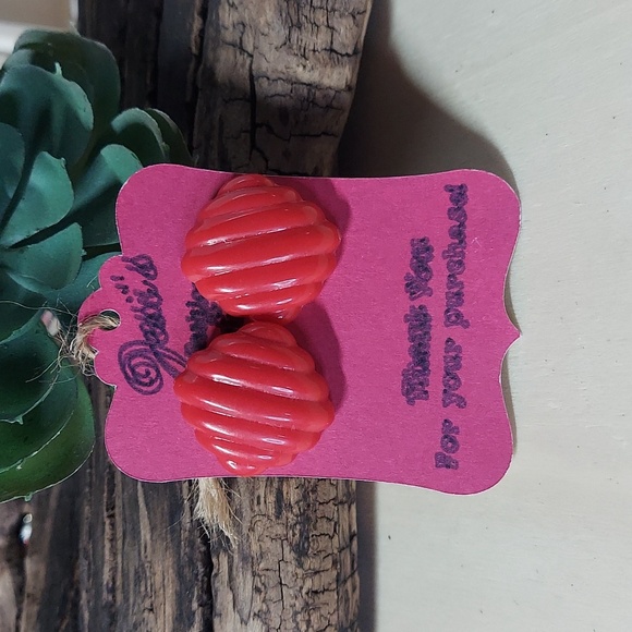E766 Vintage Trend Red Textured Acrylic Stud Earrings - Picture 8 of 9